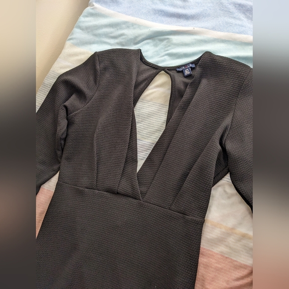 Black Plunge V-Neck Long Sleeve Dress with Large Key Hole Open Back - Picture 4 of 10